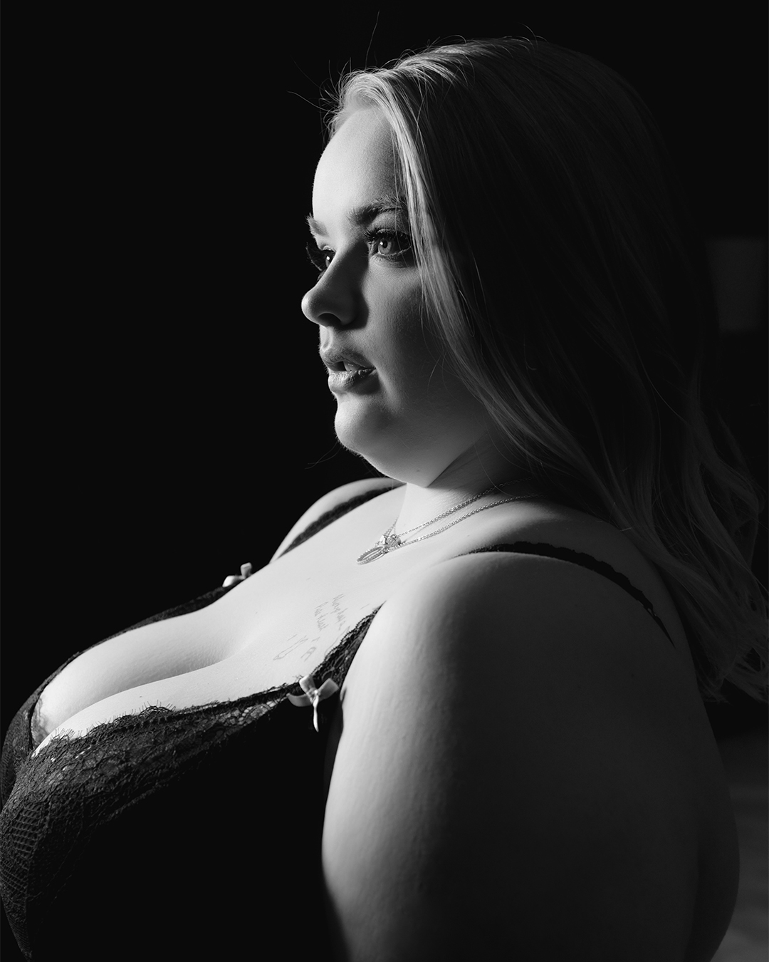 Black and white boudoir photo