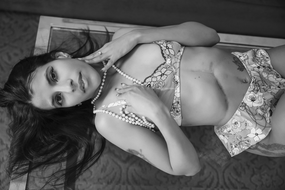 Boudoir photo black and white, client in flower set